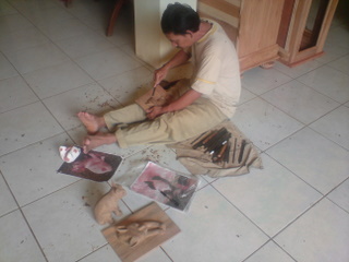 木彫り職人;Yantoさんレリーフ修正中